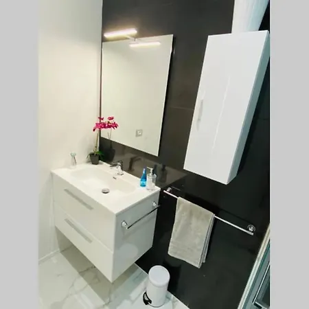 Stylish Near I Private Parking & Air Con & Wifi