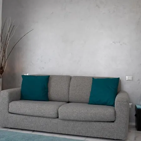 Апартаменти Stylish Near I Private Parking & Air Con & Wifi