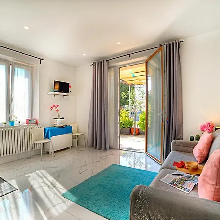 Stylish Apartment Near Siena I Private Parking & Air Con & Wifi *