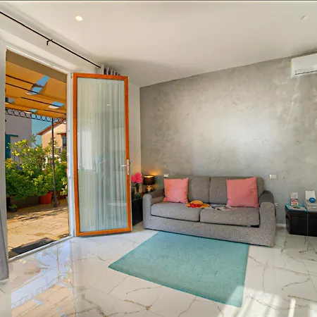 Apartment Stylish Apartment Near Siena I Private Parking & Air Con & Wifi *