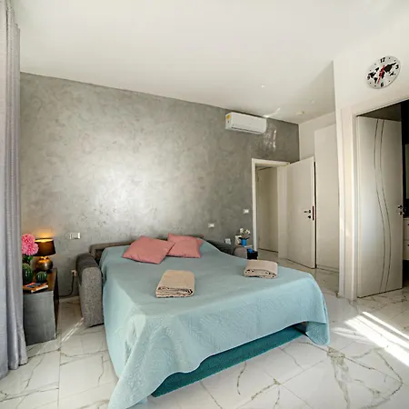 Stylish Apartment Near Siena I Private Parking & Air Con & Wifi *