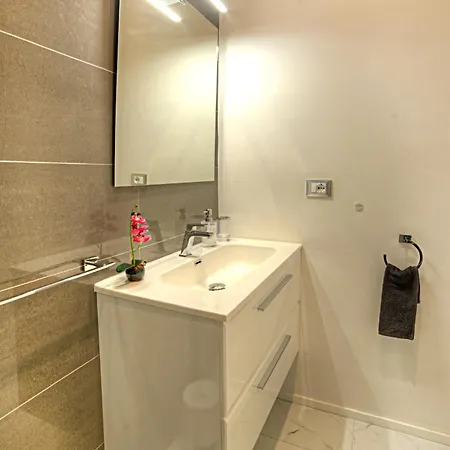 Stylish Apartment Near Siena I Private Parking & Air Con & Wifi Apartment *